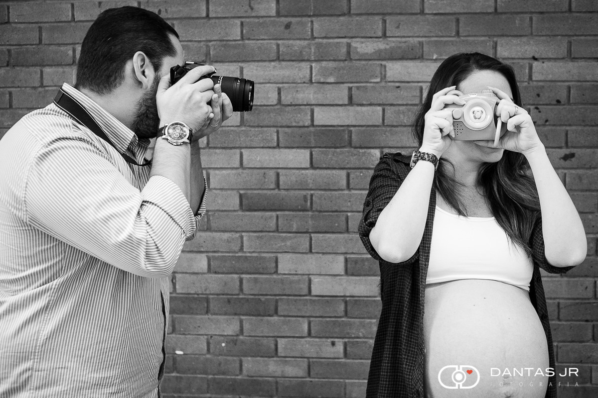 pai fotografando gravida