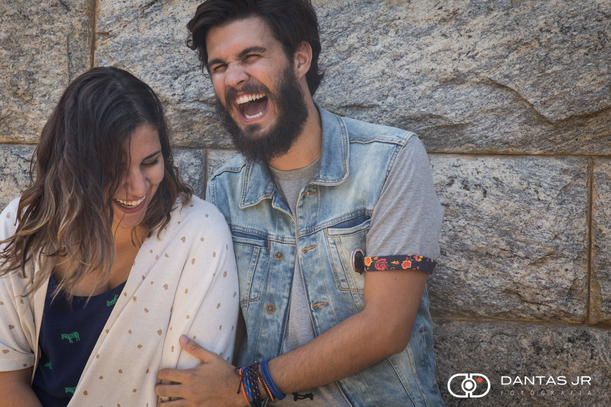 casal rindo em pre wedding