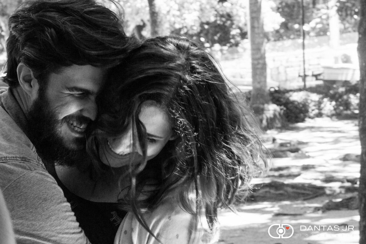 casal namorando e feliz