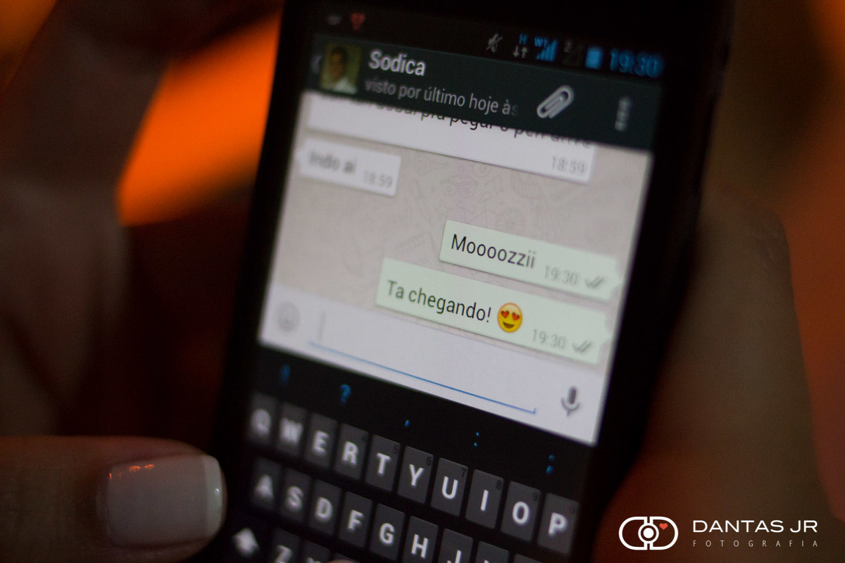noiva mandando mensagem no celular para o noivo