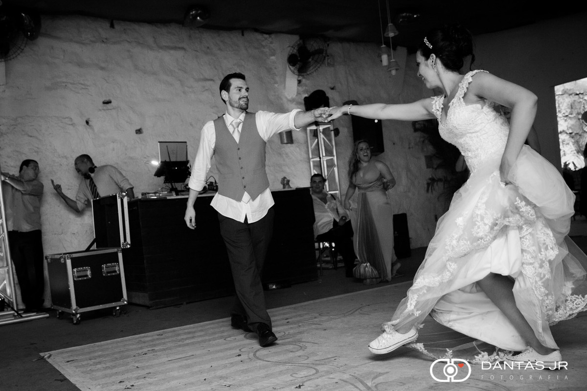 noivos dançando forró no fim da festa com noiva usando All Star branco