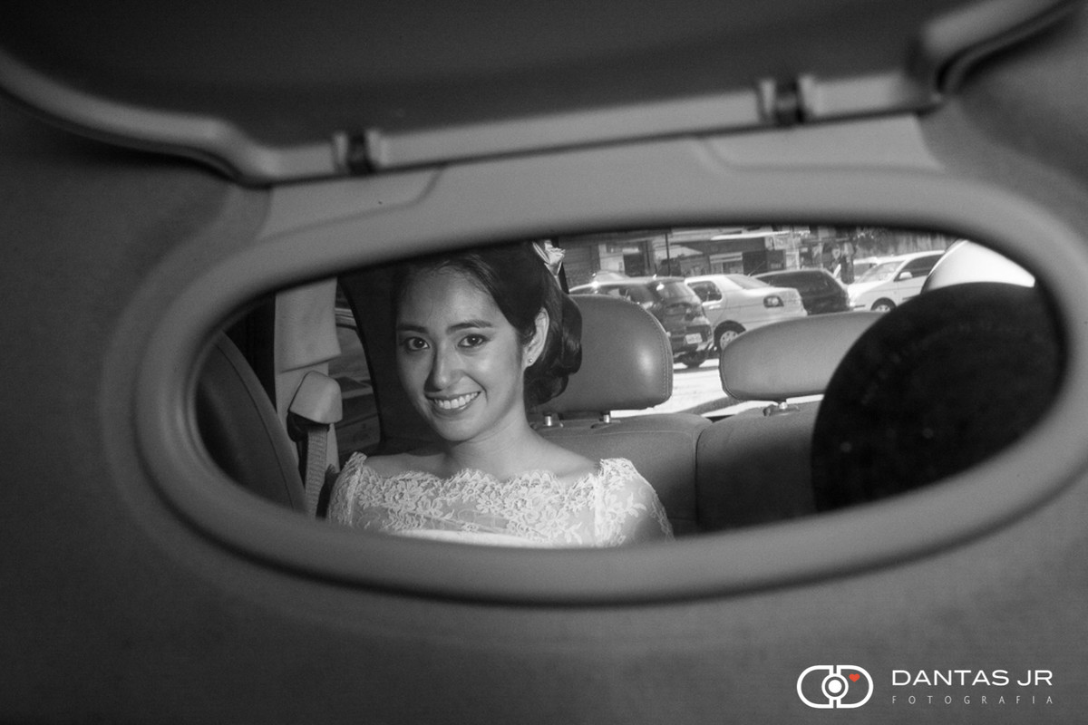 noiva no carro indo pra cerimonia