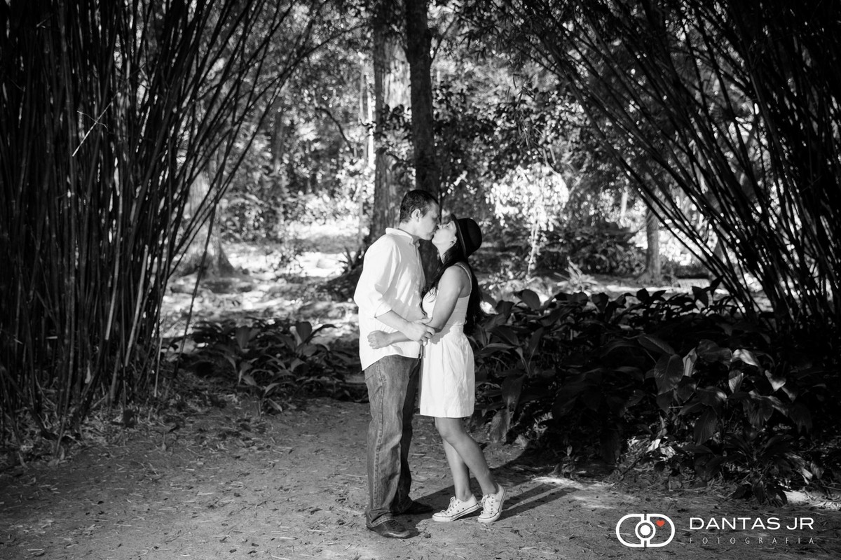 Casal se beijando no Save the Date