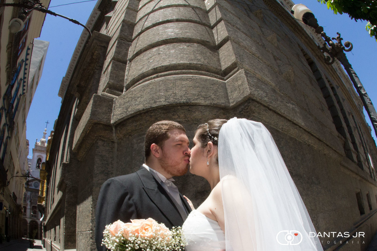 noivos se beijando na rua