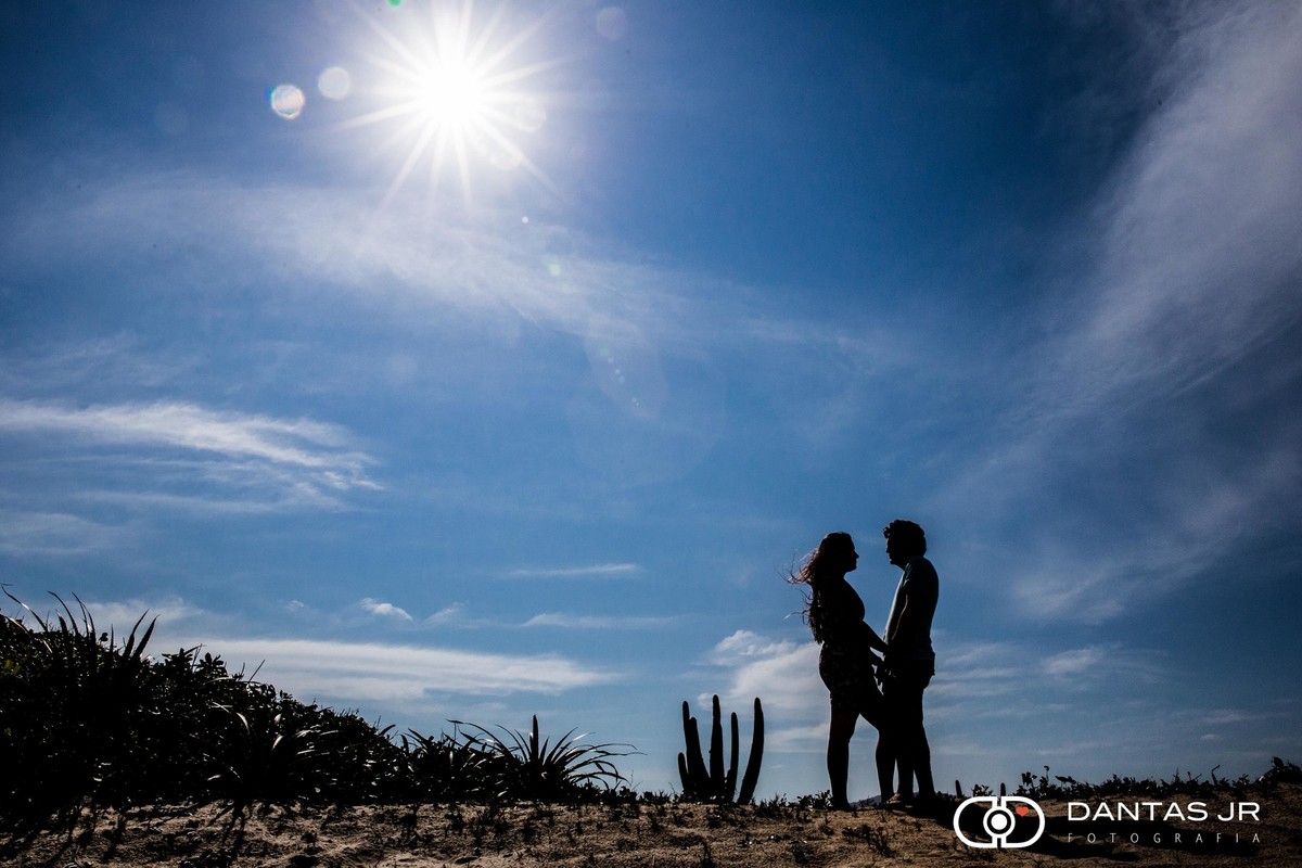 silhueta de casal em deserto durante pre wedding