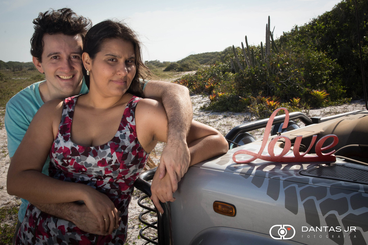 casal namorando no jipe com capota aberta em dunas