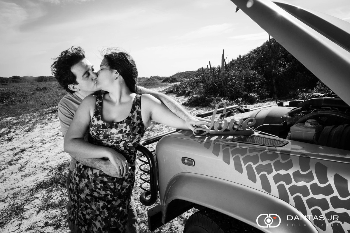 casal se beijando em frente ao jipe com capota aberta