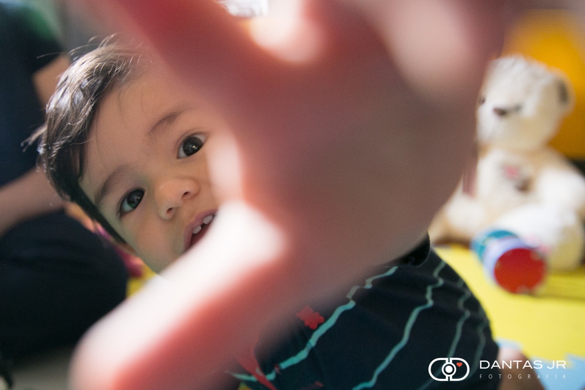 criança tentando pegar a lente da camera