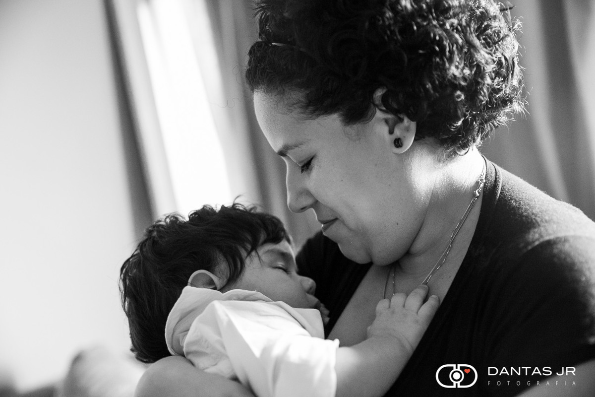 bebe dormindo no colo da mãe