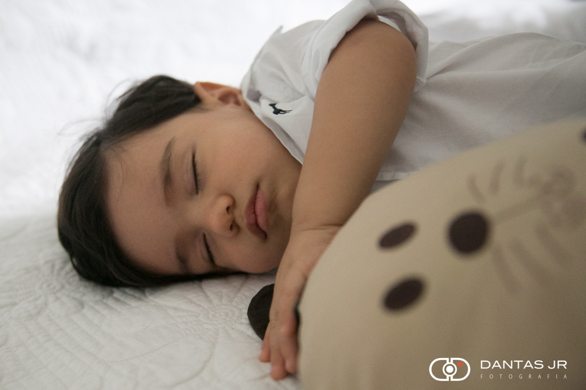 bebê dormindo com bichinho de pelucia