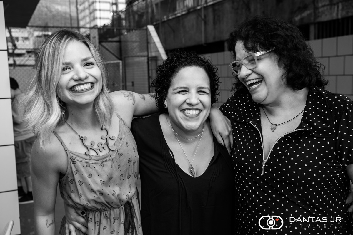mãe com filhas se divertindo