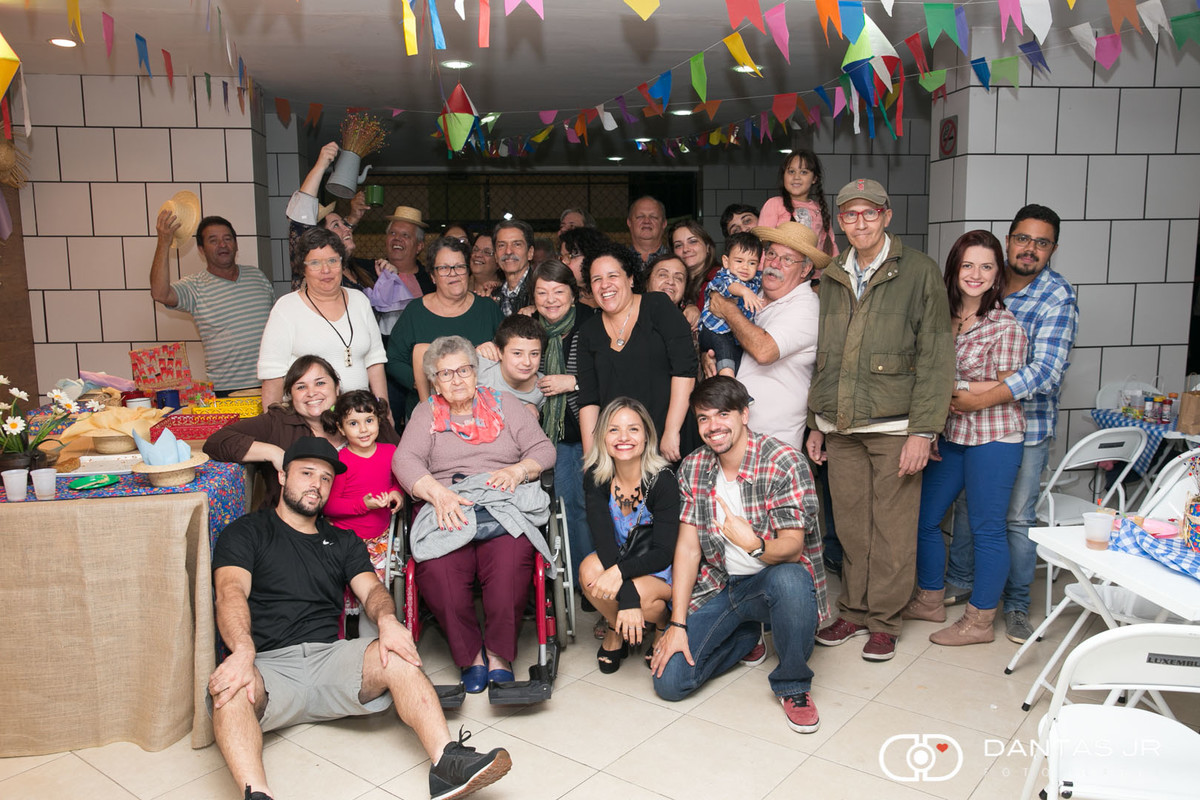 fim de festa com tema de festa junina e todos os convidados
