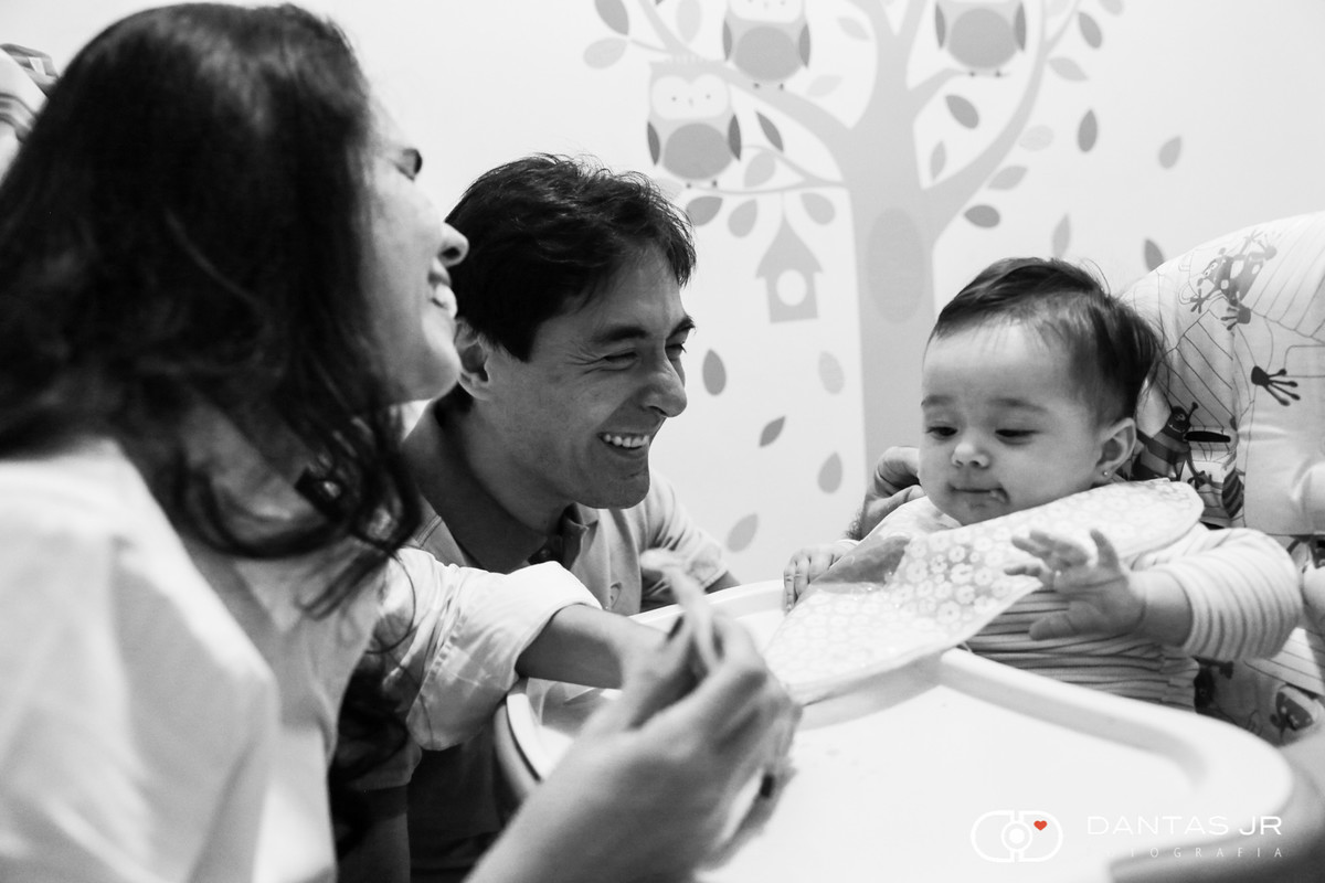 pai e mãe dando papinha para bebê