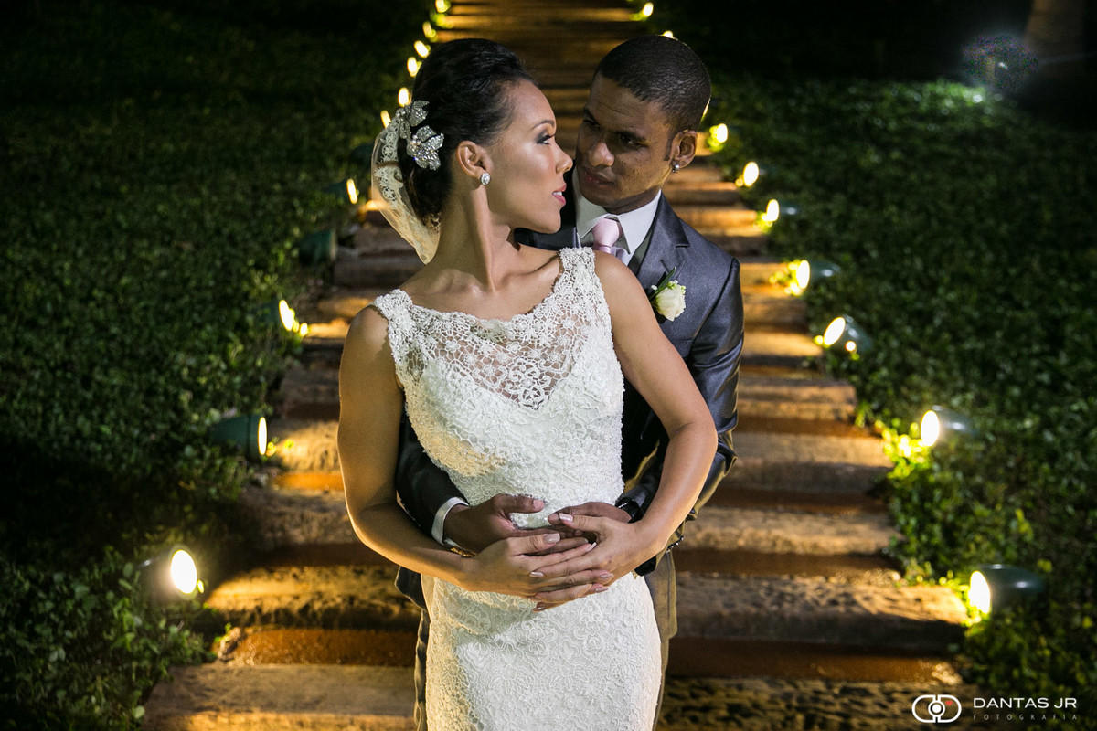 casal se olhando e namorando em sessão de fotos na casa de festas Vale dos sonhos em Campo Grande RJ