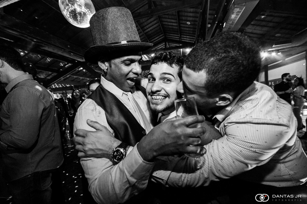 Amigos abraçando o noivo e festejando bebados em casamento na casa de festas Vale dos Sonhos em Campo Grande RJ por Dantas Jr. Fotografia