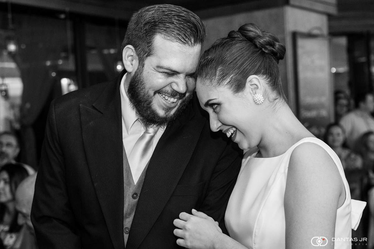 casal rindo muito no altar durante cerimônia de casamneto