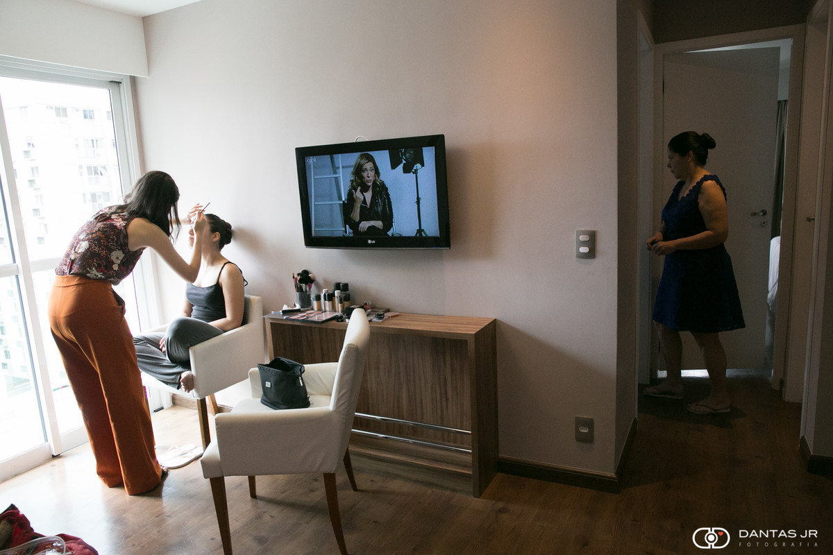 noiva se arrumando e sua mãe no quarto ao lado