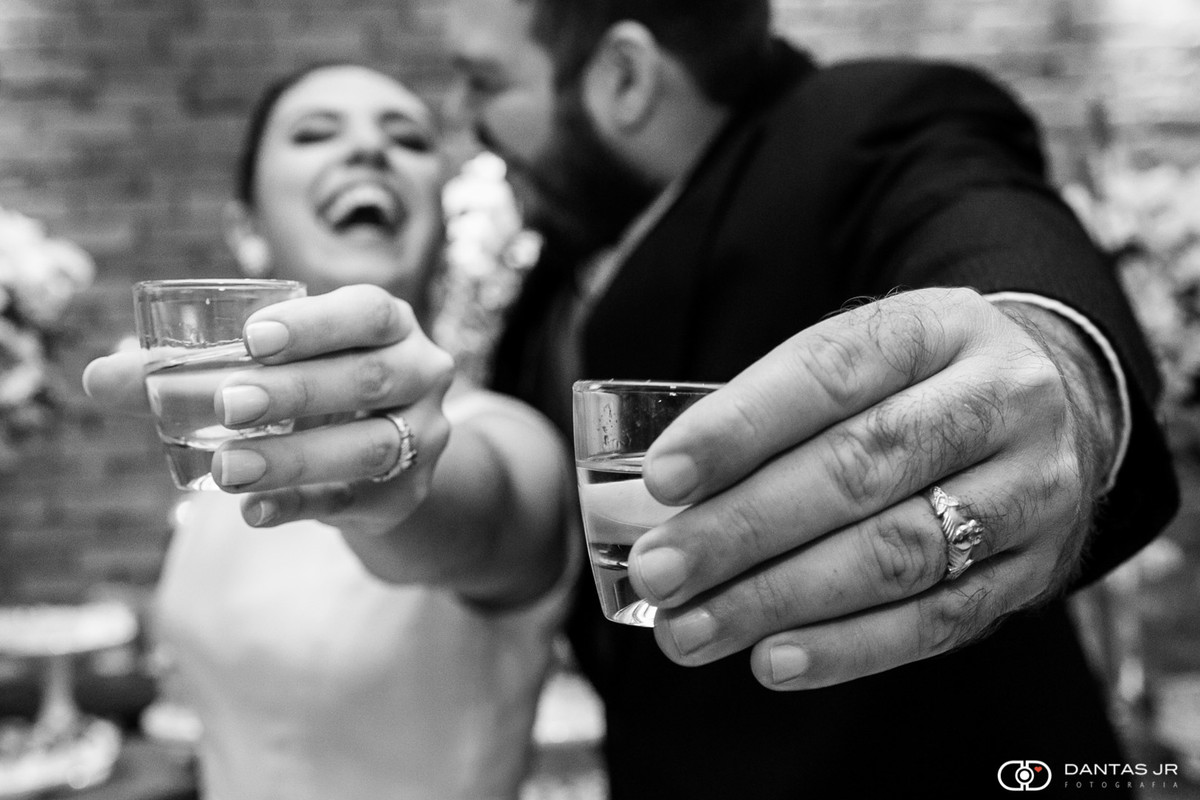 casal brindando com shot de tequila
