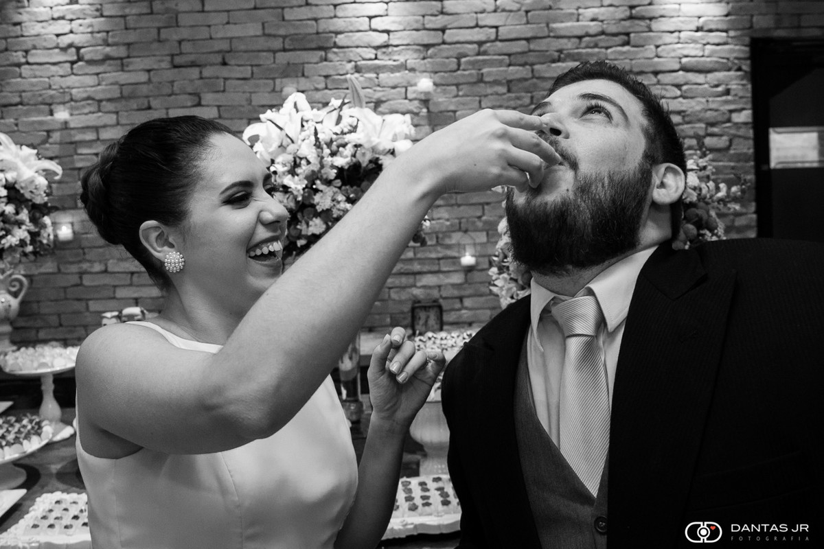 casal de noivos bebendo tequila e noiva dando shot na boca do noivo