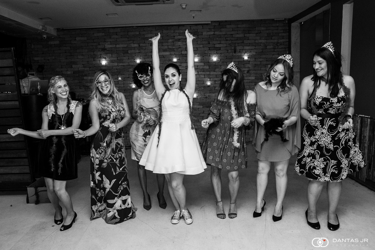 noiva dançando com convidadas com vestido de noiva curto