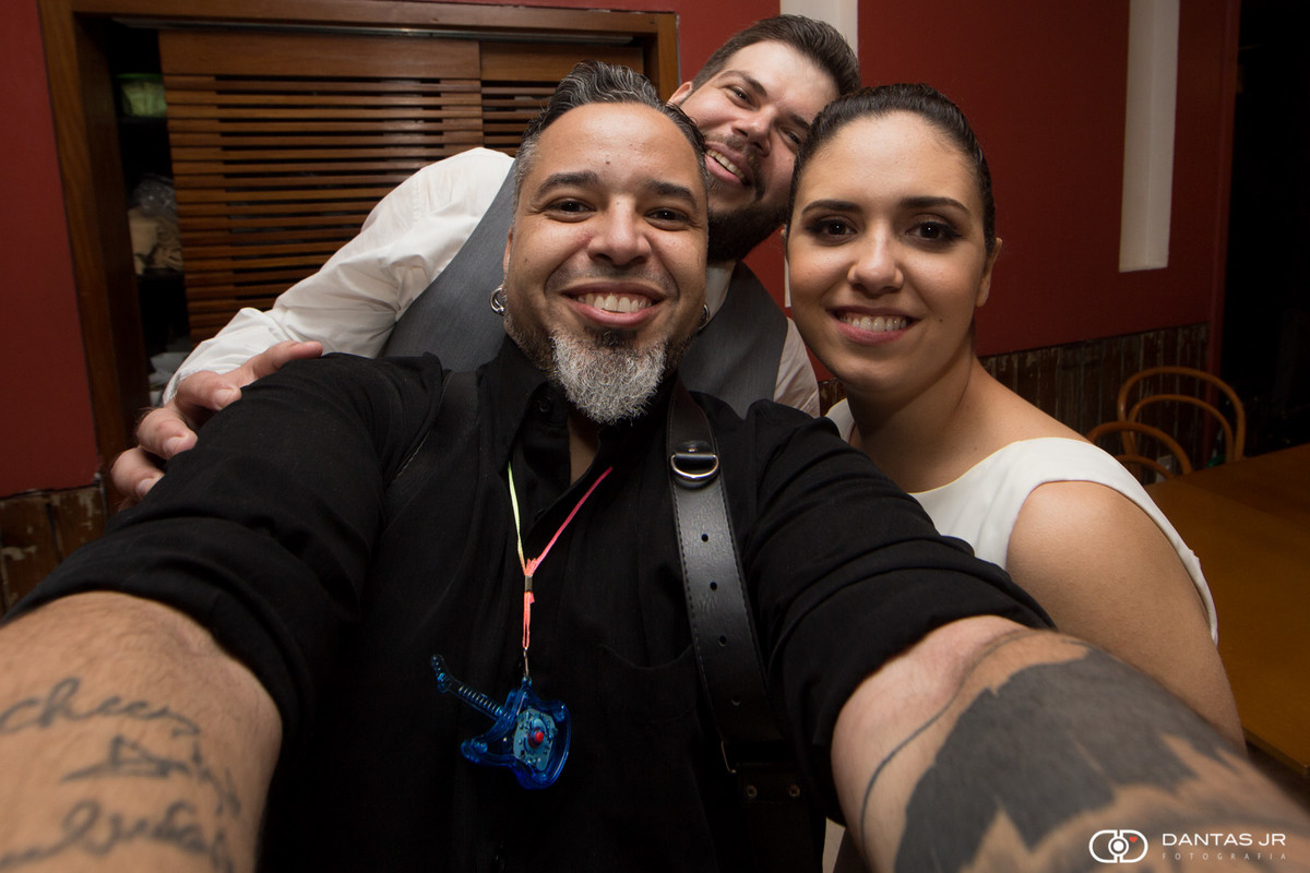 noivos abraçando e felizes com o melhor fotógrafo de casamentos do Brasil Dantas Jr