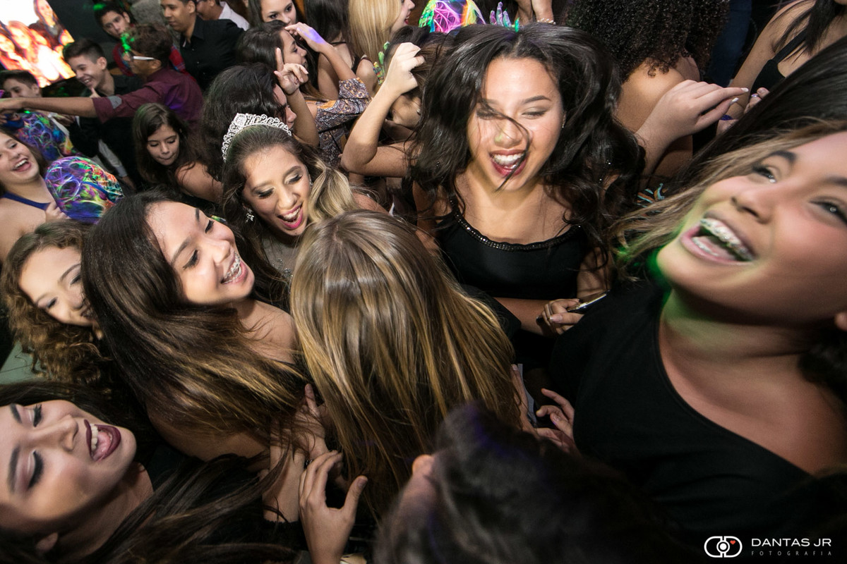 Festa animada com adolsecentes pulando muito e dançando felizes em festa de 15 anos na Vila Cabral