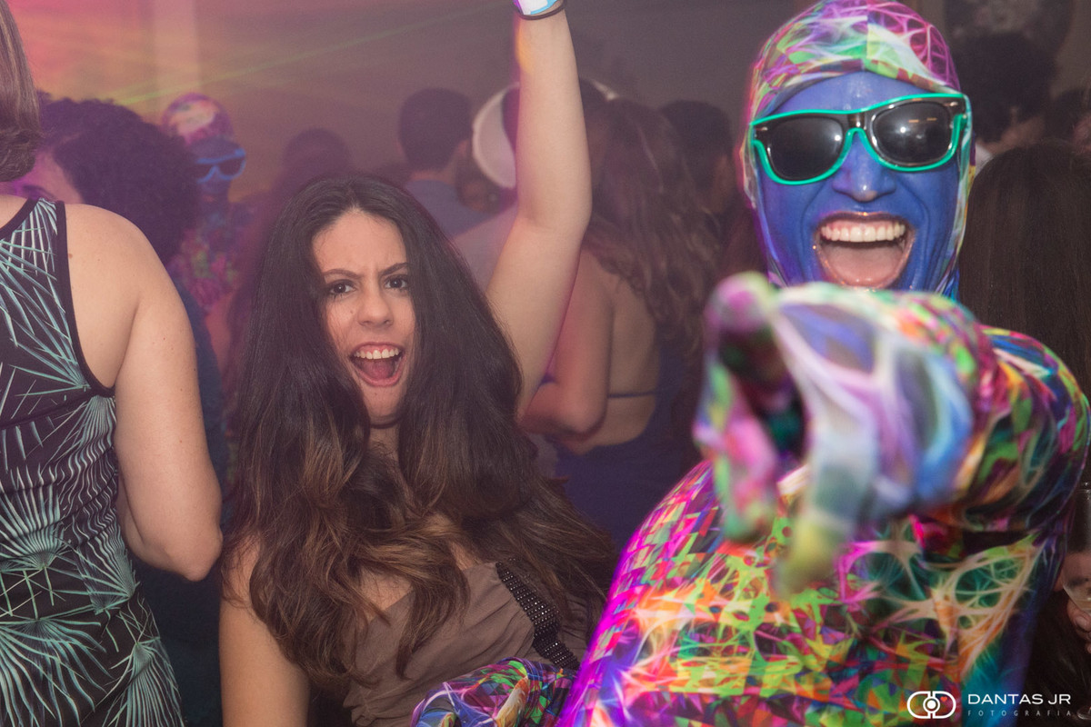 animador de pista maquiado em festa de debutante de 15 anos na Vila Cabral no Rio de Janeiro