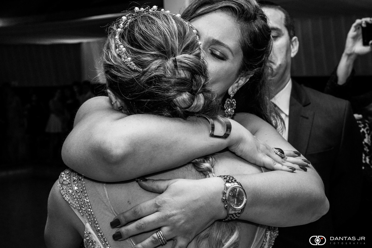 mãe abraçando e beijando filha debutante em festa de 15 anos na Vila Cabral no Rio de Janeiro