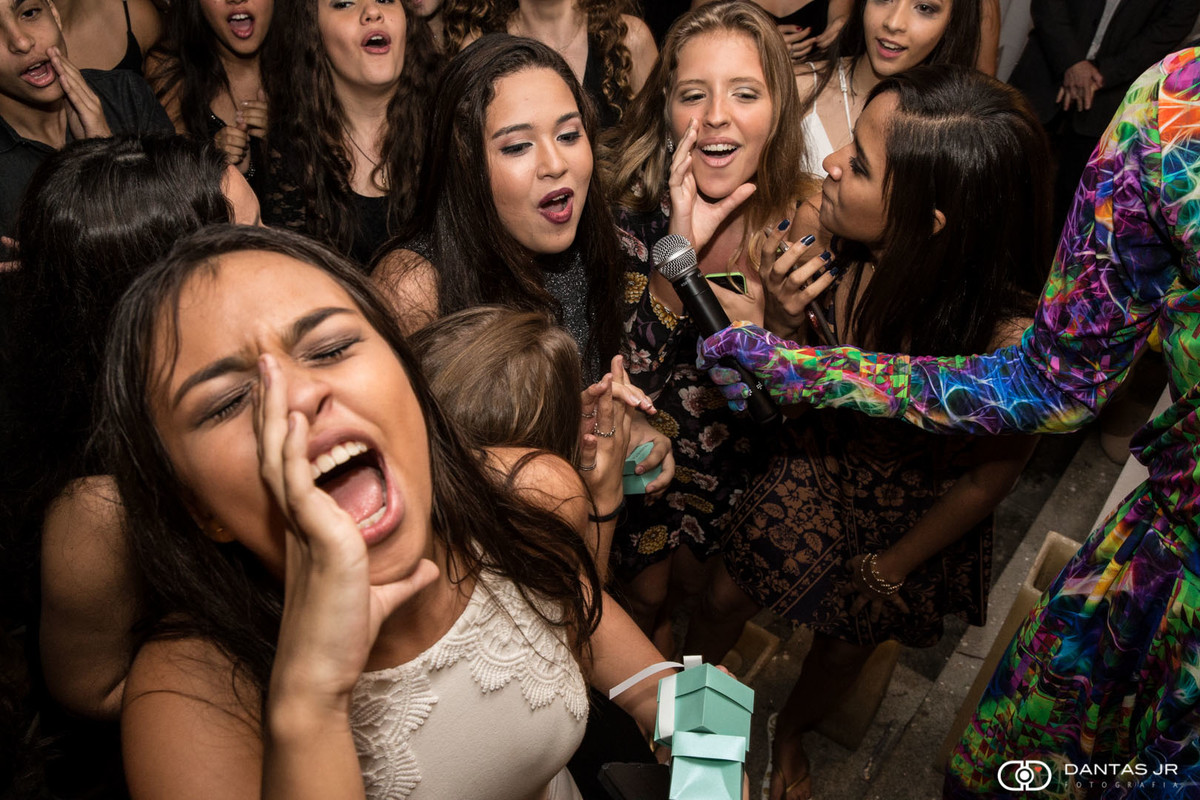 Meninas do Colégio Militar fazendo grito de guerra em festa de debutante nos 15 anos da festa Paula XV na Vila Cabral no Rio de Janeiro