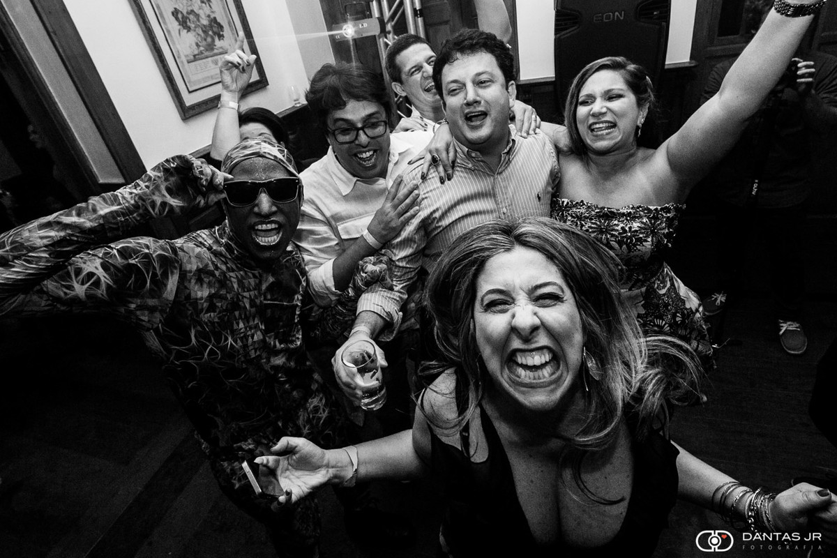 Convidados bem felizes pulando e gritando em festa de debutante na Vila Cabral no Rio de Janeiro