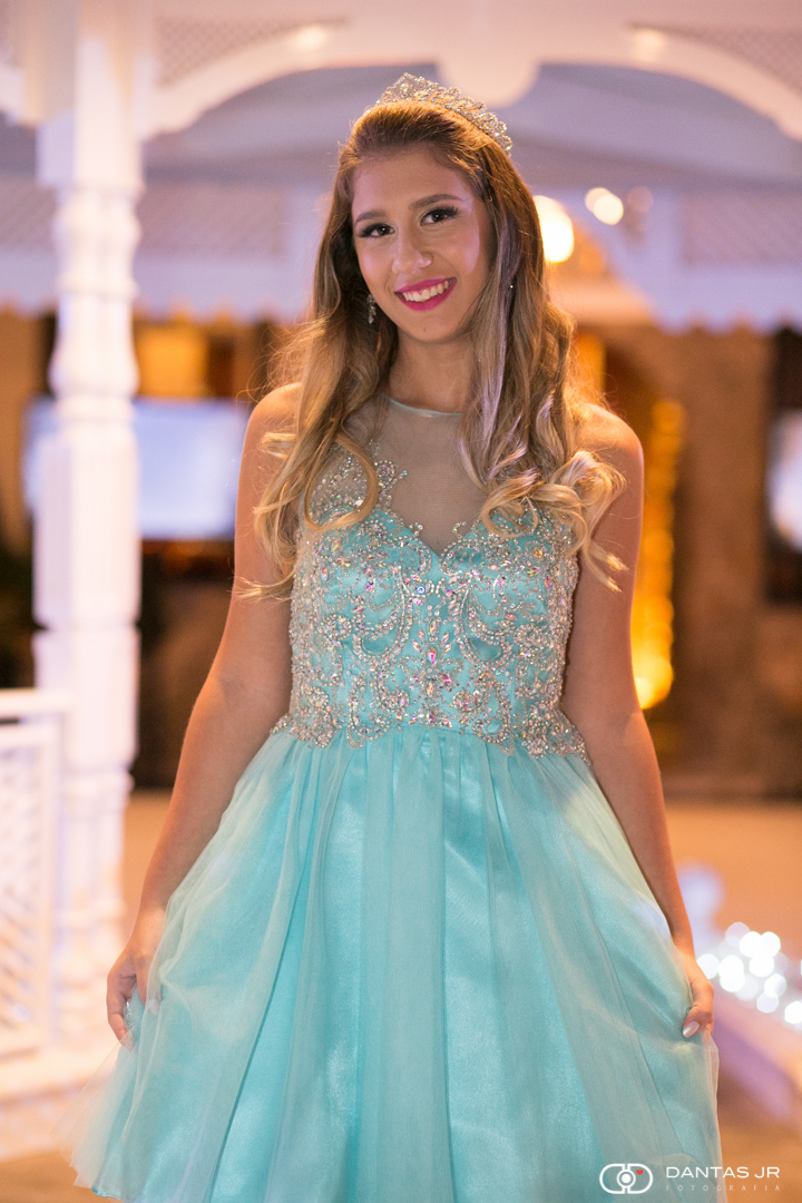 debutande com vestido azul linda e posando para foto em retrato antes da festa