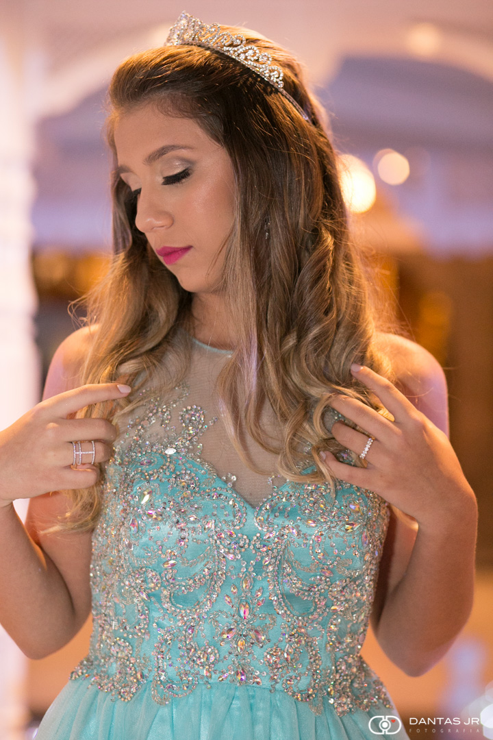 debutante posando para retrato de olhos fechados e vestido azul na Vila Cabral