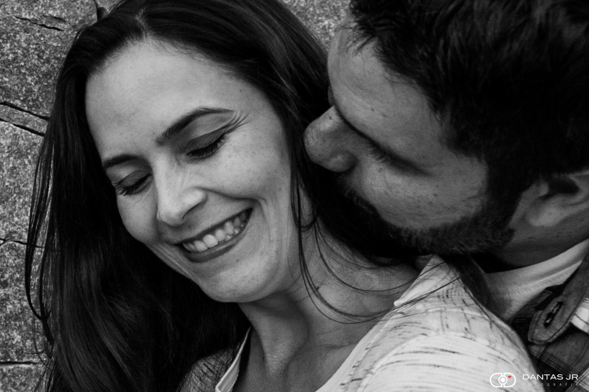 mulher rcebendo carinho e beijo na nuca do namorado