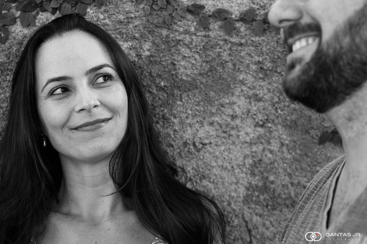 mulher olhando com cara desconfiada para homem de barba