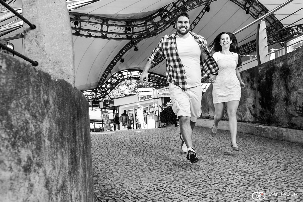 casal correndo feliz no Pão de Açucar no Rio de Janeiro por Dantas Jr.