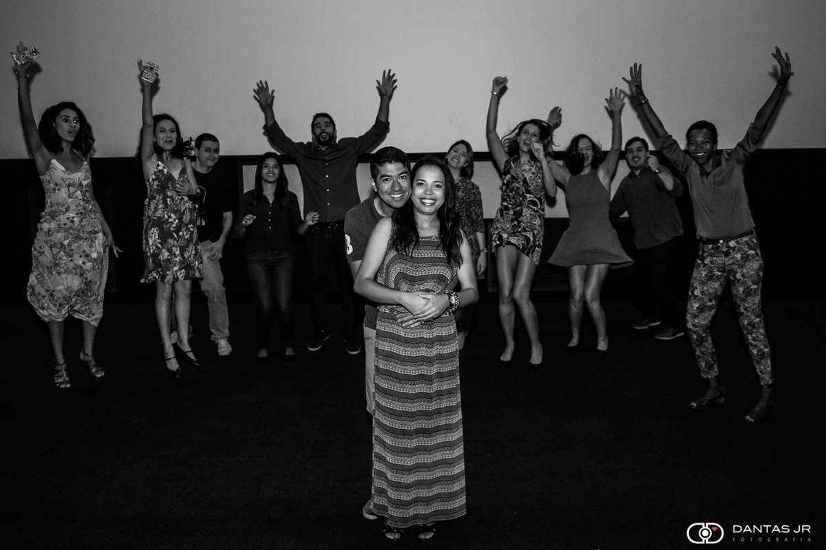 Casal de noivos no cinema Roxy com padrinhos pulando na tela no cinema Roxy em Copacabana no Rio de Janeiro por Dantas Jr. Fotografia