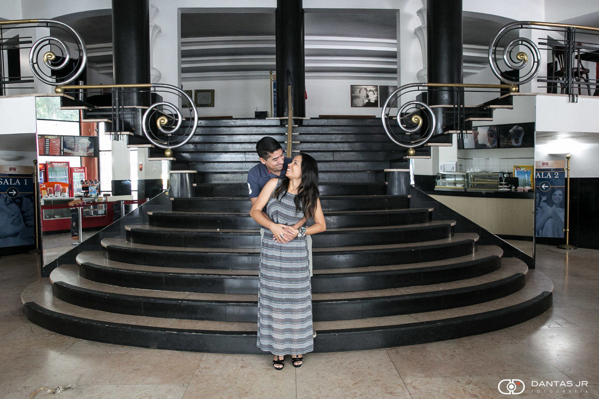 Casal fazendo pre wedding se olhando nas escadas do cinema Roxy em Copacabana no Rio de janeiro por Dantas Jr.