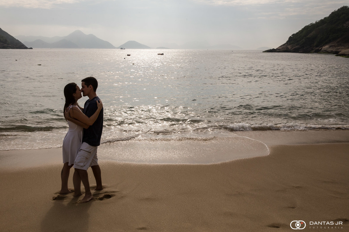 Casal namorando de frente pro mar em ensaio pre wedding namorando em silhueta por Dantas Jr