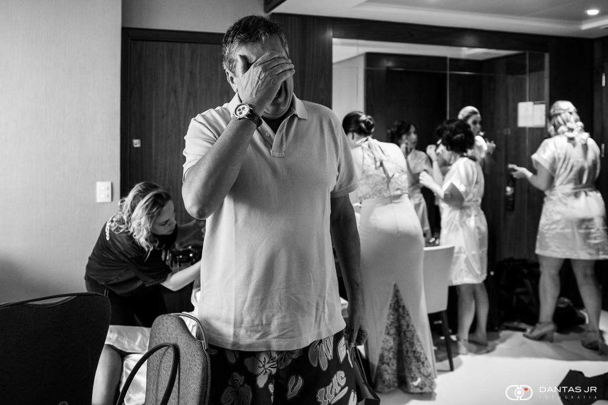 Pai da noiva entrando e se emocionando no quarto e vendo sua filha pela primeira vez no Hotel Hilton na Barra da Tijuca por Dantas Jr.