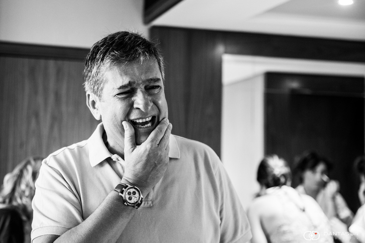 Pai da noiva muito emocionado no quarto e vendo sua filha pela primeira vez no Hotel Hilton na Barra da Tijuca por Dantas Jr.