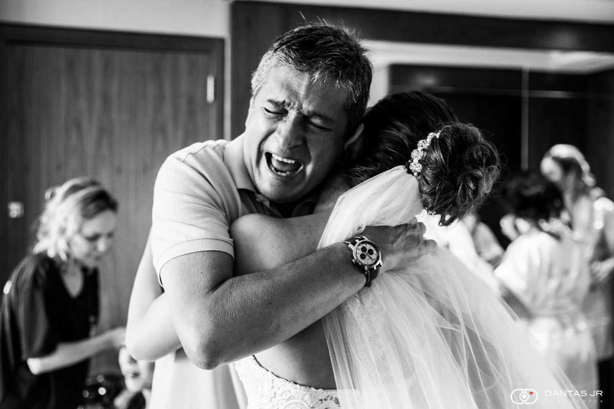 Pai da noiva chorando muito emocionado no quarto e vendo sua filha pela primeira vez no Hotel Hilton na Barra da Tijuca fotografados pelo melhor fotógrafo de casamentos do Brasil Dantas Jr.