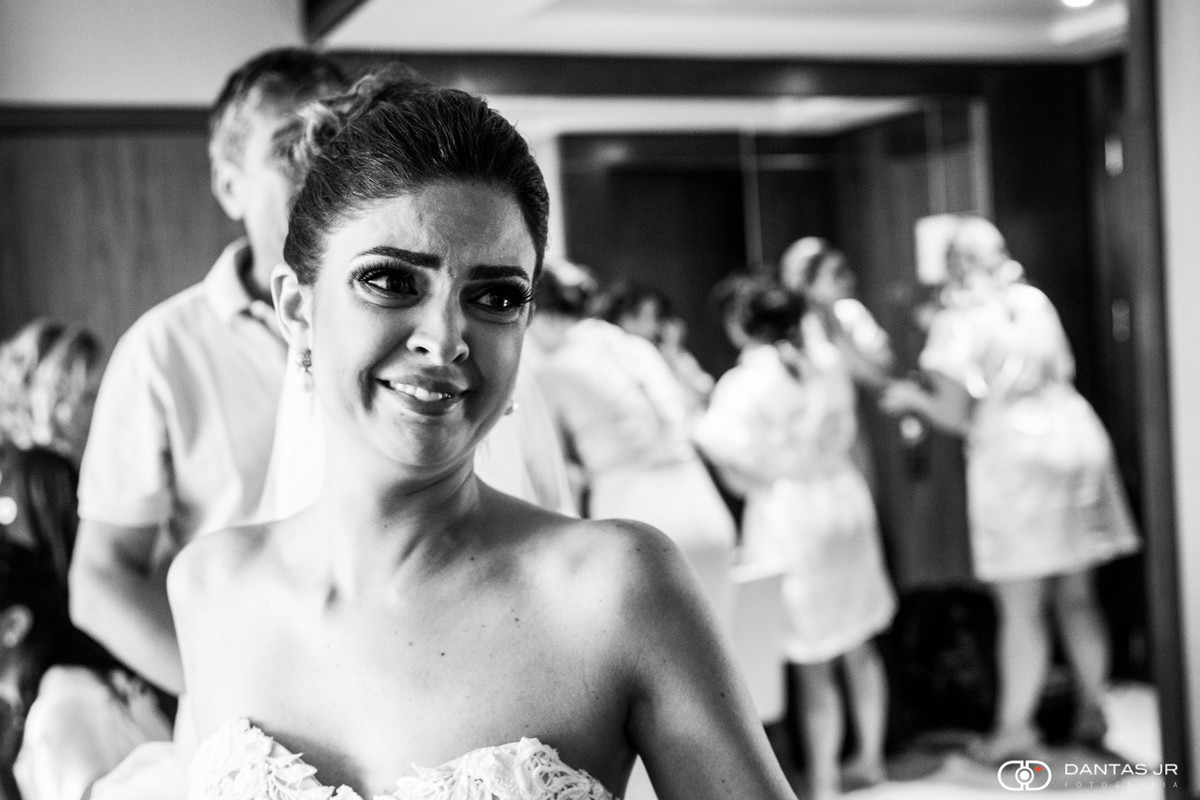 Noiva muito emocionada no making of após seu pai a vir pela primeira vez no making of no Hotel Hilton na Barra da Tijuca por Dantas Jr.
