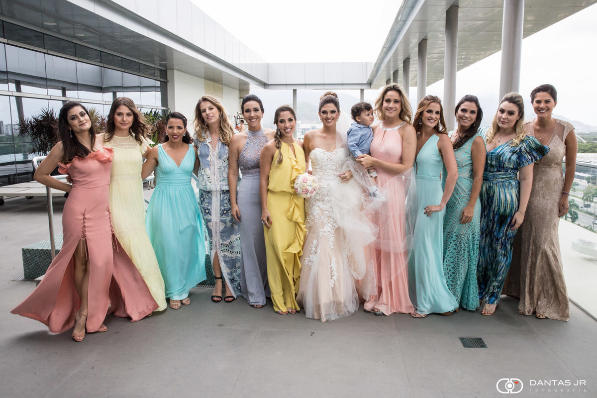 Noiva e madrinhas com tons claros em Hotel Hilton na Barra da Tijuca