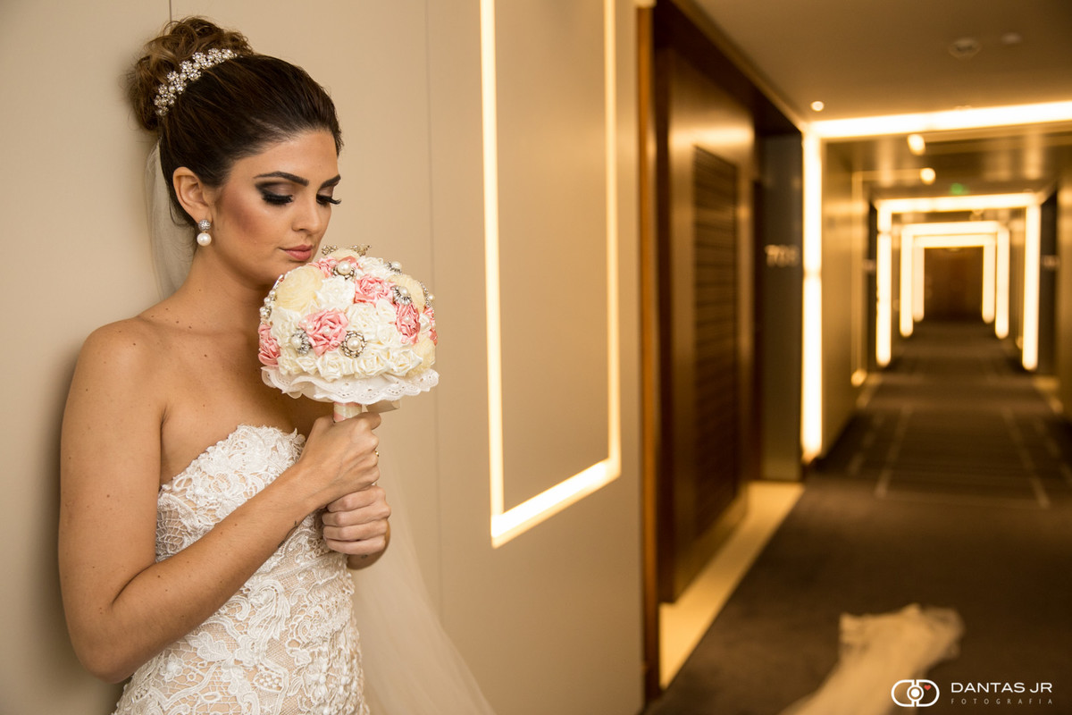 Noiva com bouquet no corredor do Hotel Hilton na Barra da Tijuca no Rio de janeiro por Dantas Jr.