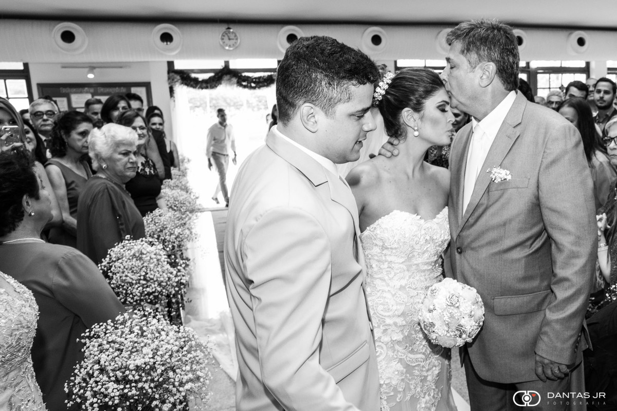 Pai entregando noiva ao noivo no altar com beijo na testa e muita emoção na Paróquia São Marcelino Champagnat na Barra da Tijuca por Dantas Jr.