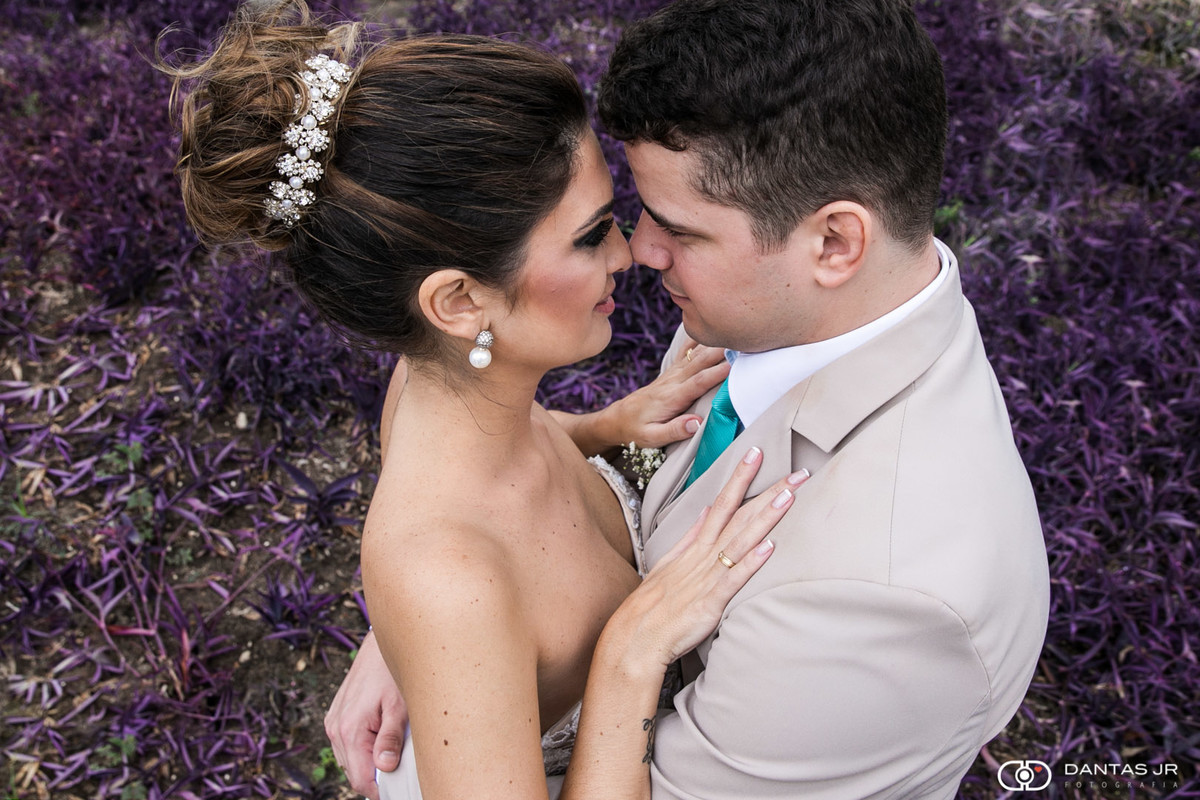 Noivos namorando em jardim roxo por Dantas Jr.