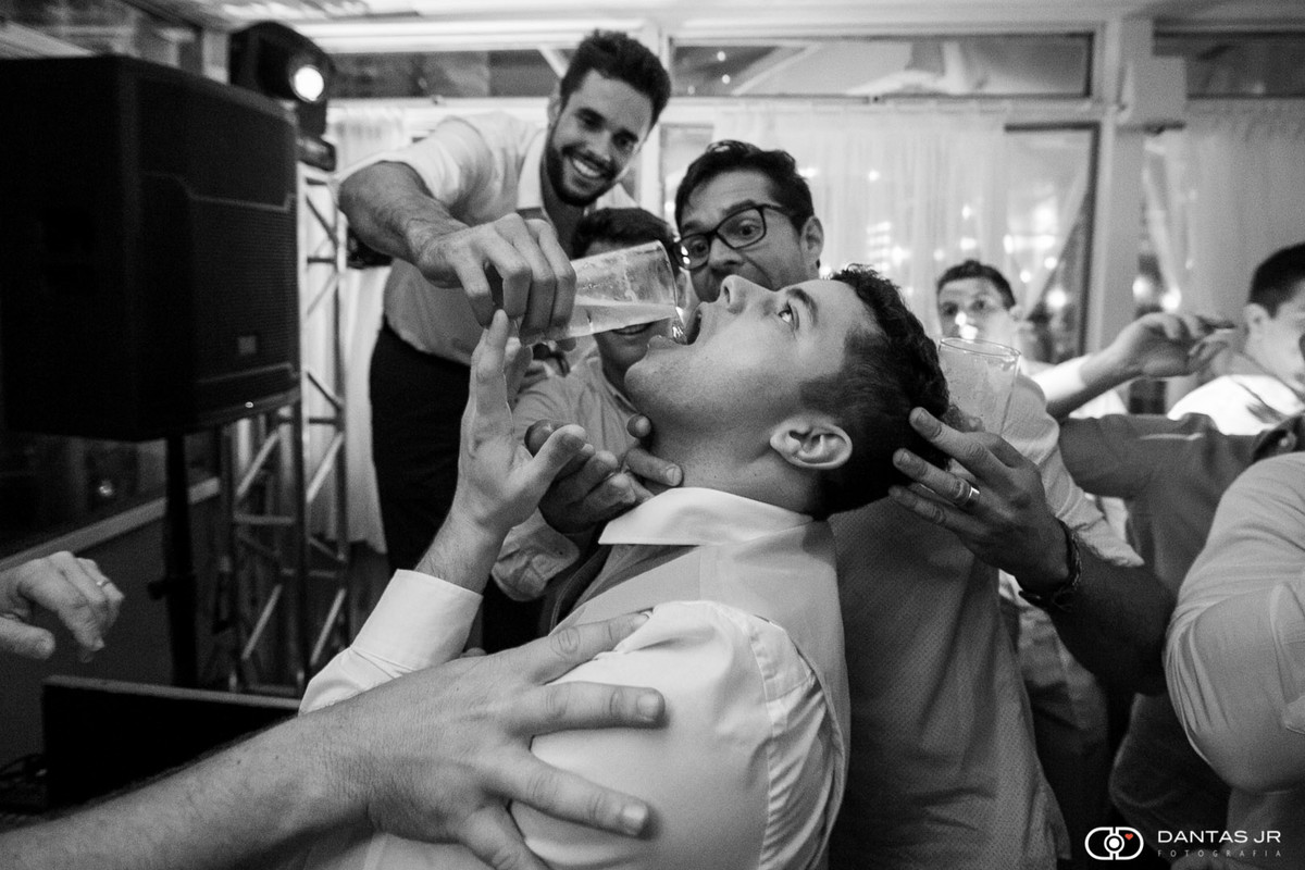 Noivo bebendo cerveja com amigo dando na boca muito bêbado em festa animada no Restaurante Braseiro Américas na Barra da Tijuca por Dantas Jr.
