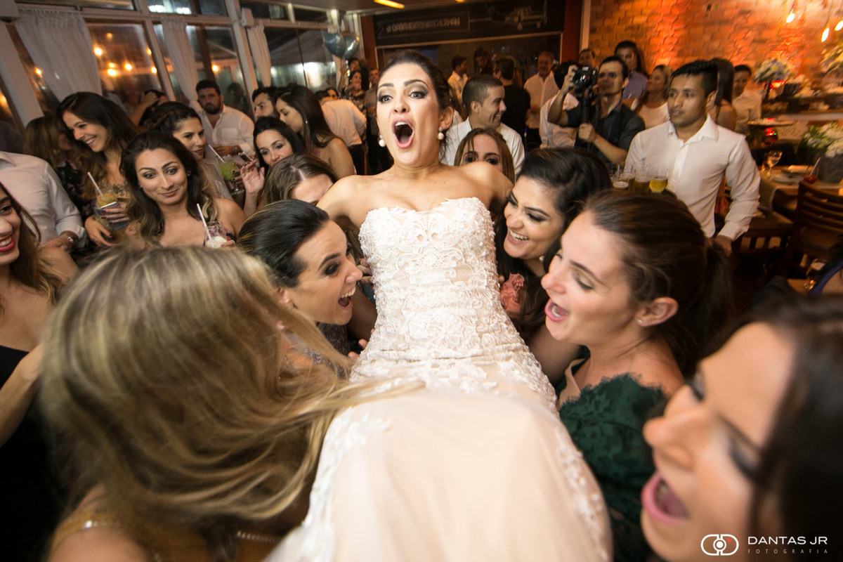 Noiva carregada com cara de felicidade no Restaurante Braseiro Américas na Barra da Tijuca fotografada por Dantas Jr.
