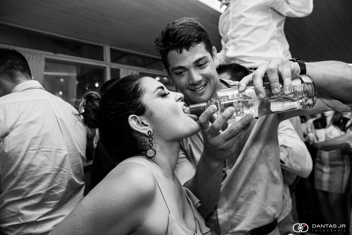 Madrinha de casamento bebendo vodka no gargalo por Dantas Jr.