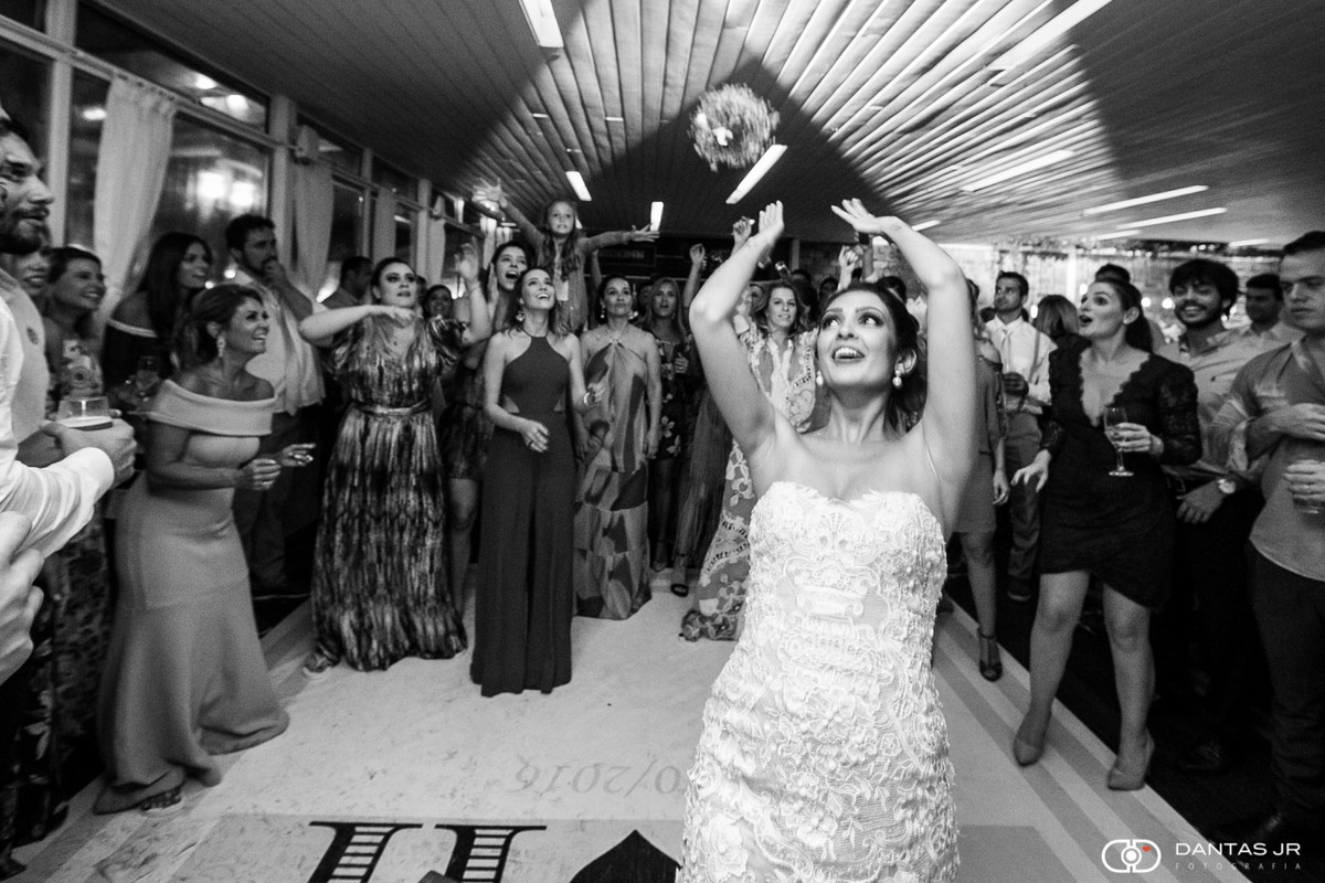 Noiva jogando bouquet em festa de casamento animada no Restaurante Braseiro Américas no Rio de Janeiro por Dantas Jr.